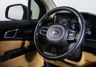 Подержанный автомобиль Kia Carnival 2021 года (14 фото)