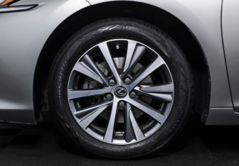 Подержанный автомобиль Lexus ES 2020 года (19 фото)