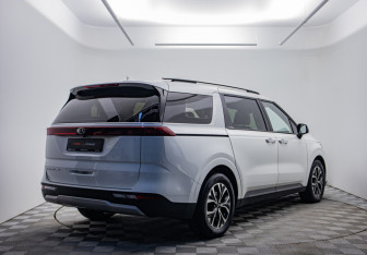 Подержанный автомобиль Kia Carnival 2020 года (5 фото)
