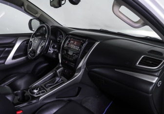 Подержанный автомобиль Mitsubishi Pajero Sport 2017 года (10 фото)