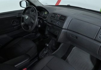 Подержанный автомобиль Skoda Fabia Hatchback 2010 года (8 фото)
