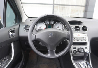 Подержанный автомобиль Peugeot 308 Hatchback 2010 года (13 фото)