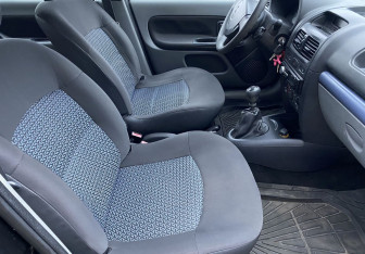 Подержанный автомобиль Renault Symbol 2006 года (9 фото)