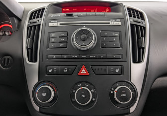 Подержанный автомобиль Kia Ceed Hatchback 2011 года (17 фото)