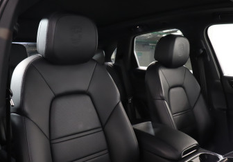 Подержанный автомобиль Porsche Cayenne 2021 года (16 фото)