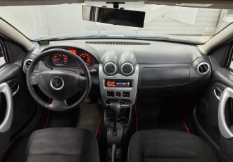 Подержанный автомобиль Renault Sandero 2012 года (12 фото)
