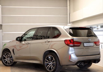 Подержанный автомобиль BMW X5 M 2015 года (10 фото)