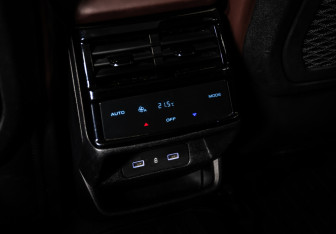 Подержанный автомобиль Geely Monjaro 2024 года (22 фото)