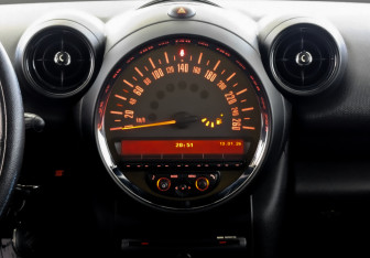 Подержанный автомобиль MINI Countryman 2015 года (15 фото)