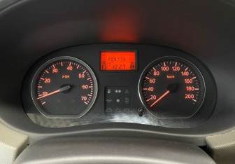 Подержанный автомобиль Renault Logan Sedan 2011 года (13 фото)