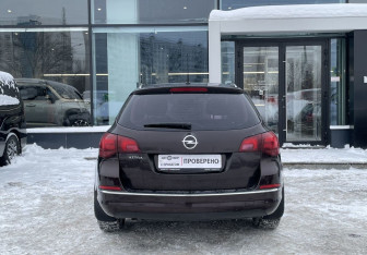 Подержанный автомобиль Opel Astra Wagon 2012 года (6 фото)