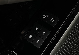 Подержанный автомобиль Land Rover Range Rover Velar 2018 года (16 фото)