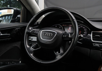 Подержанный автомобиль Audi A8 2015 года (14 фото)