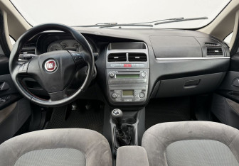 Подержанный автомобиль Fiat Linea 2011 года (12 фото)