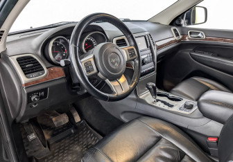 Подержанный автомобиль Jeep Grand Cherokee 2012 года (16 фото)