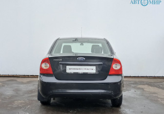Подержанный автомобиль Ford Focus Sedan 2011 года (6 фото)