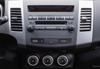 Подержанный автомобиль Mitsubishi Outlander 2008 года (14 фото)