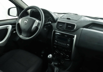 Подержанный автомобиль Nissan Terrano 2015 года (6 фото)