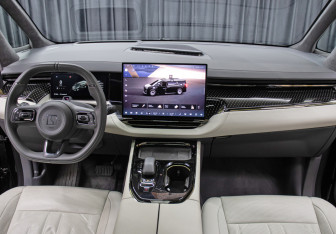 Подержанный автомобиль Zeekr 009 2024 года (16 фото)