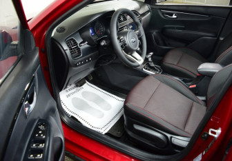 Подержанный автомобиль Kia Rio Hatchback 2018 года (8 фото)