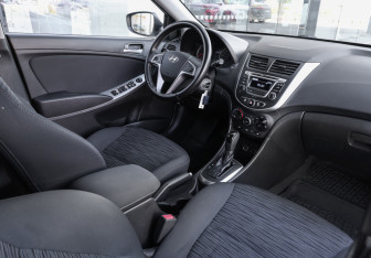 Подержанный автомобиль Hyundai Solaris Hatchback 2015 года (10 фото)