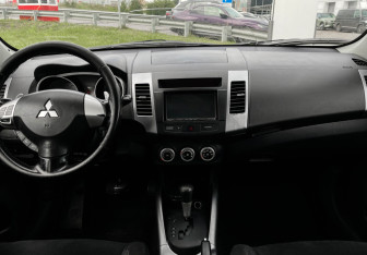 Подержанный автомобиль Mitsubishi Outlander 2008 года (12 фото)
