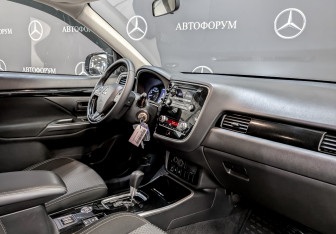 Подержанный автомобиль Mitsubishi Outlander 2022 года (11 фото)