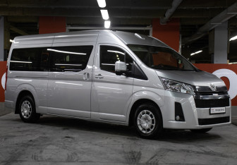 Подержанный автомобиль Toyota HiAce 2021 года (3 фото)