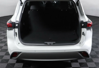 Подержанный автомобиль Toyota Highlander 2023 года (26 фото)