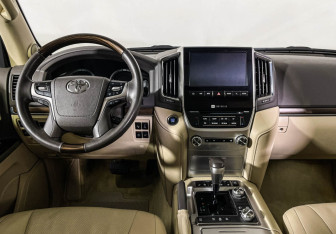 Подержанный автомобиль Toyota Land Cruiser Suv 2019 года (12 фото)