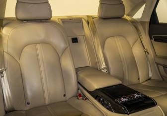 Подержанный автомобиль Audi A8 2014 года (14 фото)