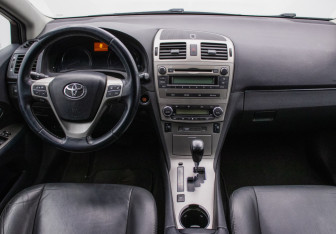 Подержанный автомобиль Toyota Avensis Sedan 2011 года (13 фото)