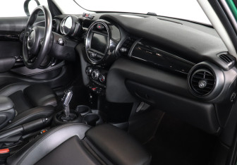 Подержанный автомобиль MINI Hatch 2020 года (10 фото)