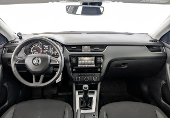 Подержанный автомобиль Skoda Octavia Liftback 2019 года (14 фото)