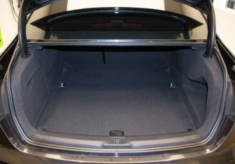 Подержанный автомобиль Audi A4 Sedan 2013 года (32 фото)