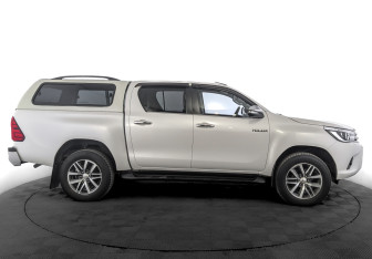 Подержанный автомобиль Toyota Hilux 2016 года (4 фото)