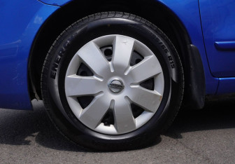 Подержанный автомобиль Nissan Note 2008 года (9 фото)