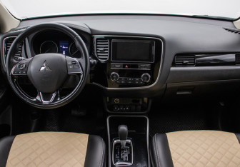 Подержанный автомобиль Mitsubishi Outlander 2019 года (13 фото)