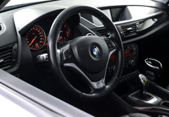 Подержанный автомобиль BMW X1 2013 года (16 фото)