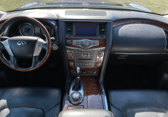 Подержанный автомобиль Infiniti QX80 2017 года (12 фото)