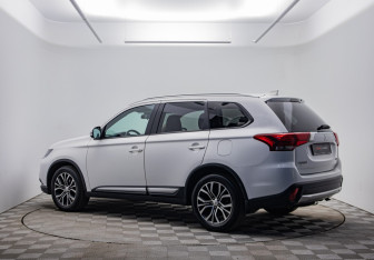 Подержанный автомобиль Mitsubishi Outlander 2018 года (7 фото)