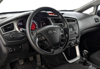 Подержанный автомобиль Kia Ceed Hatchback 2016 года (15 фото)