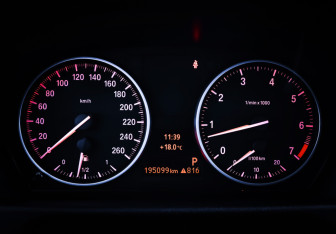 Подержанный автомобиль BMW X1 2014 года (16 фото)