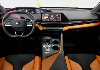 Подержанный автомобиль Changan UNI-V 2023 года (8 фото)