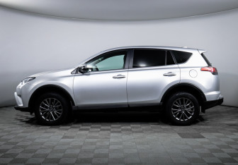 Подержанный автомобиль Toyota RAV4 2017 года (8 фото)