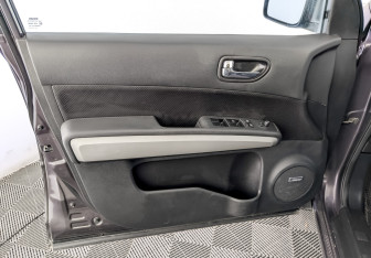 Подержанный автомобиль Nissan X-Trail 2014 года (19 фото)