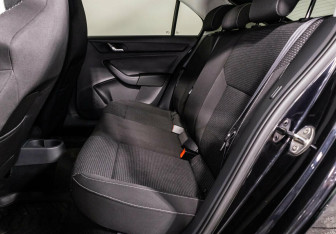 Подержанный автомобиль Skoda Rapid Liftback 2014 года (10 фото)