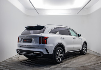 Подержанный автомобиль Kia Sorento 2022 года (5 фото)