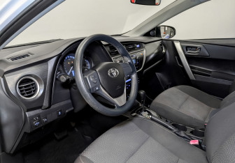 Подержанный автомобиль Toyota Auris Hatchback 2013 года (16 фото)