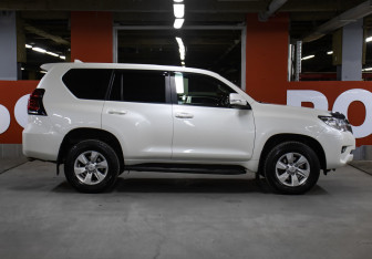 Подержанный автомобиль Toyota Land Cruiser Prado 2017 года (4 фото)
